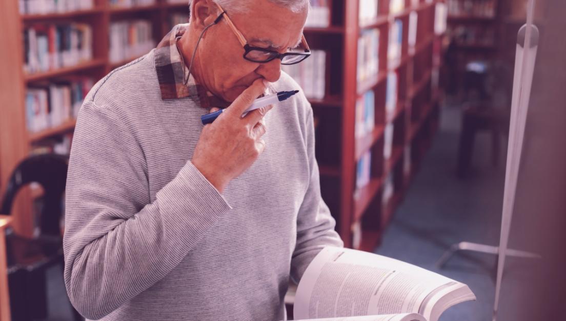 Person beim Schreiben und Planen ihrer nächsten Schritte